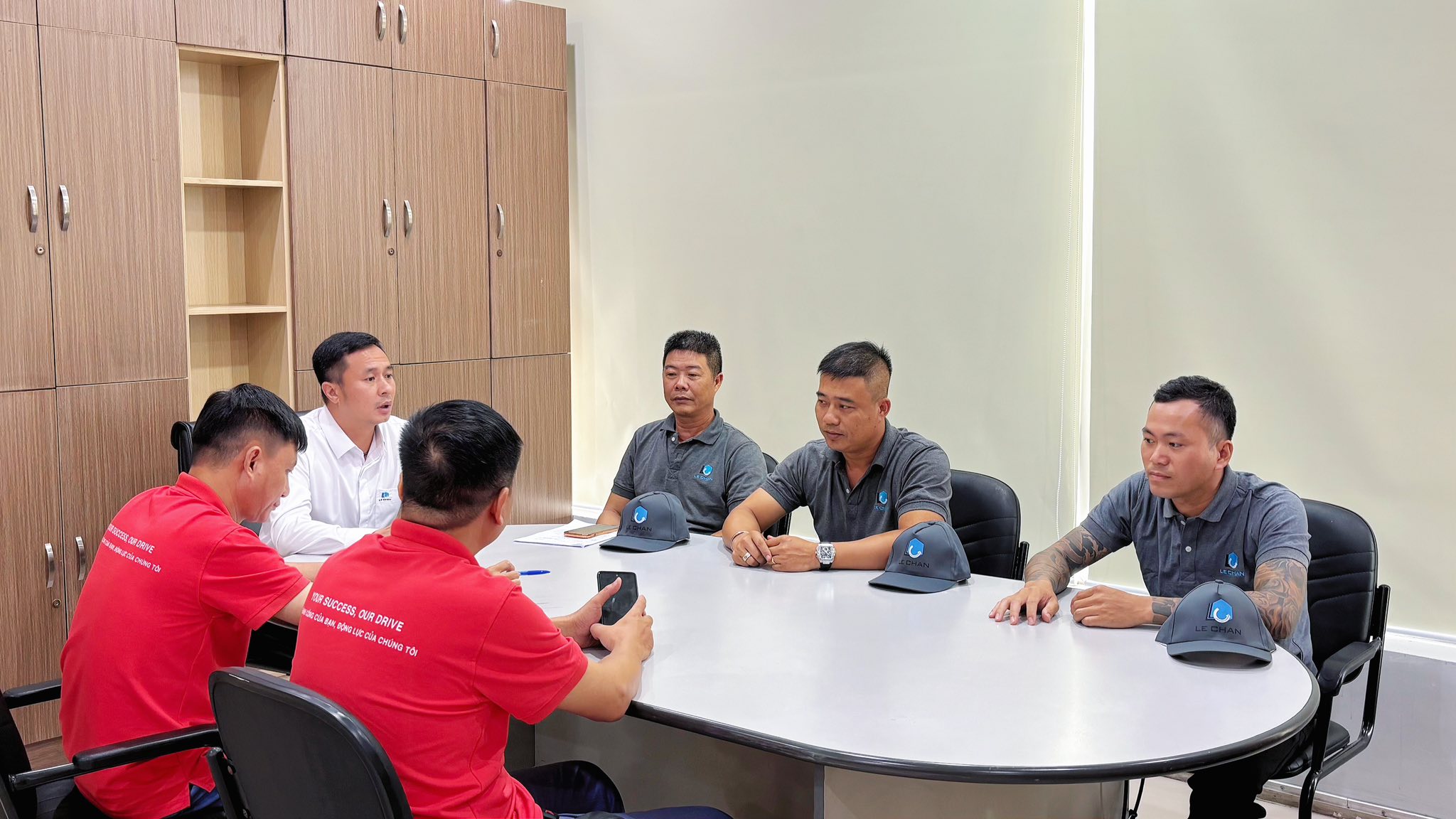 Director Nguyen Tuan Dung meeting with representatives of the container driver team to discuss storm and rain preparedness measures